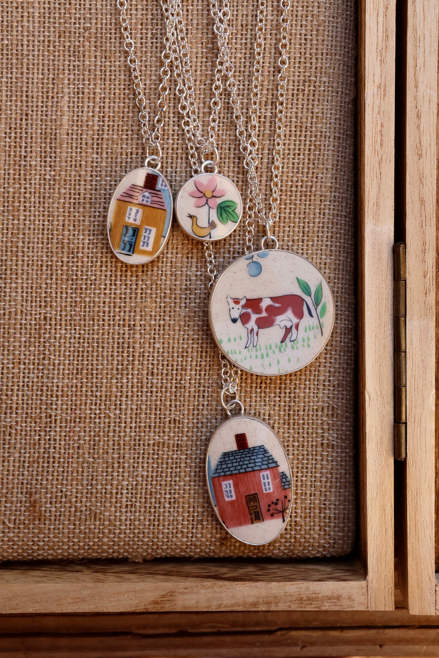 Bird with Flower Necklace (Round)